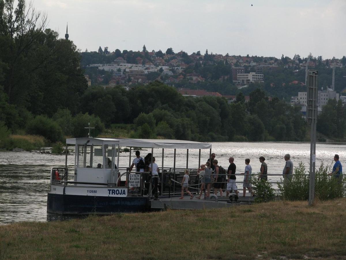 Hostel Sokol Troja Prag Exteriör bild